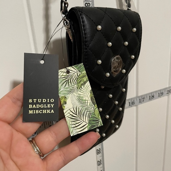 Badgley Mischka Camera Crossbody Bag - Picture 4 of 11